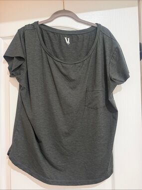 Vuori Women's Pocket Tee in Dark Gray. X-Large. GUC.